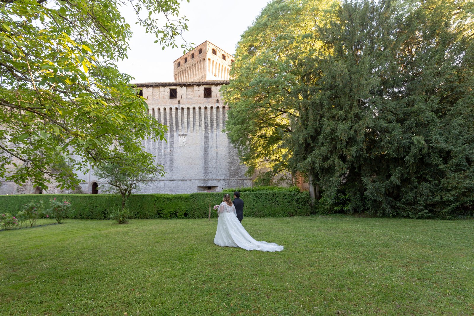 SPOSI MATRIMONIO EVENTO AL CASTELLO DI MONTECHARUGOLO